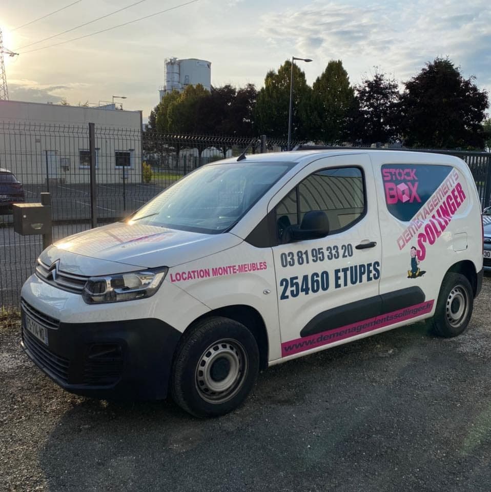 Camion et équipe de déménagement Sollinger prêts au départ