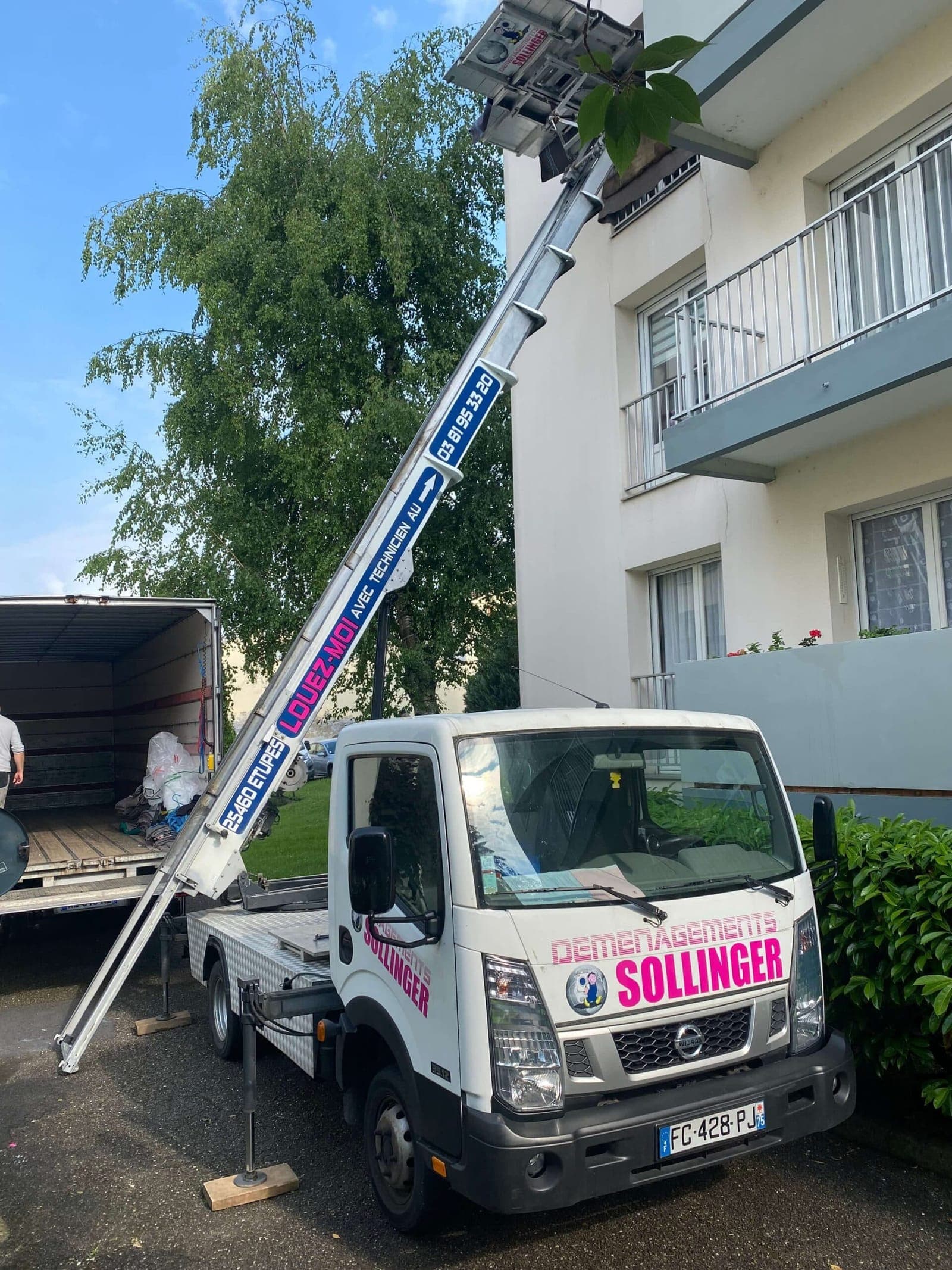 Camion-nacelle Déménagements Sollinger en intervention